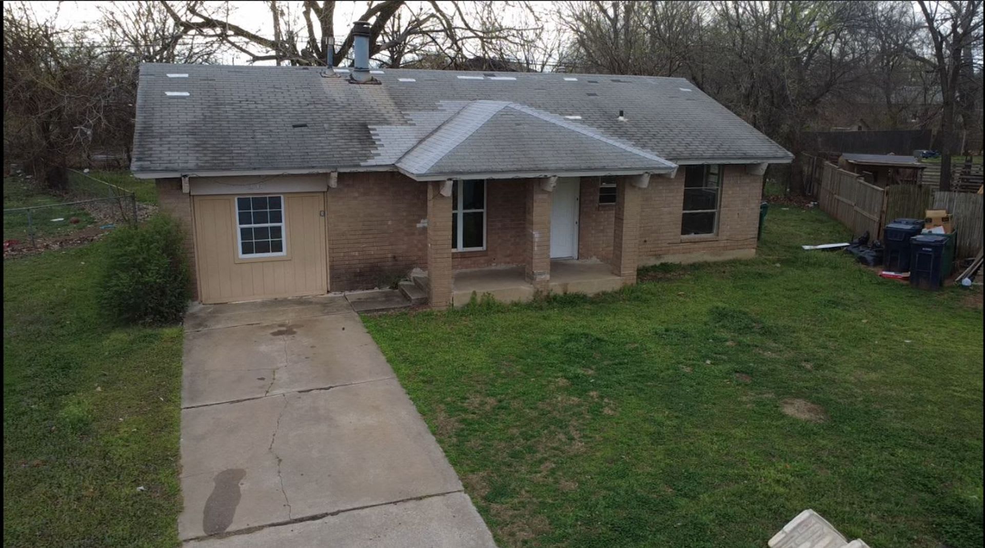Charming 4 Bedroom Home With Spacious Yard – photo 1