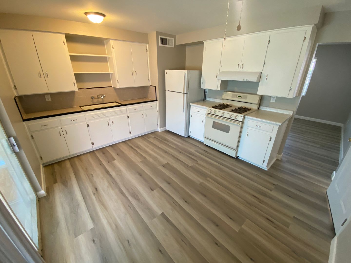 2 Bedroom, 1 Bathroom in Youngtown – photo 4