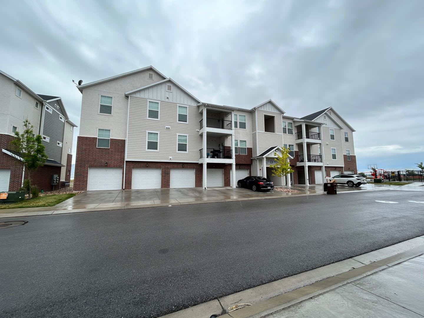Beautiful Newly Built 3 bedroom, 2 bathroom Condo in Vineyard! – photo 4