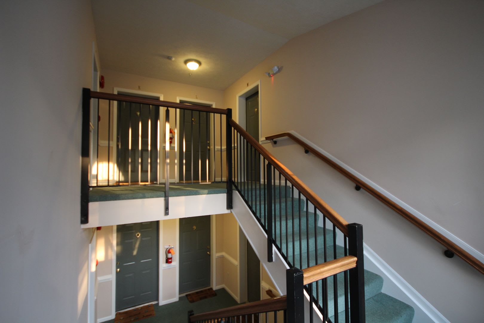 Lovely top floor condo with great features in Bel Air! – photo 3