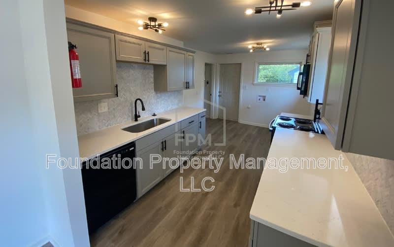 3694 Marion Avenue – photo 4