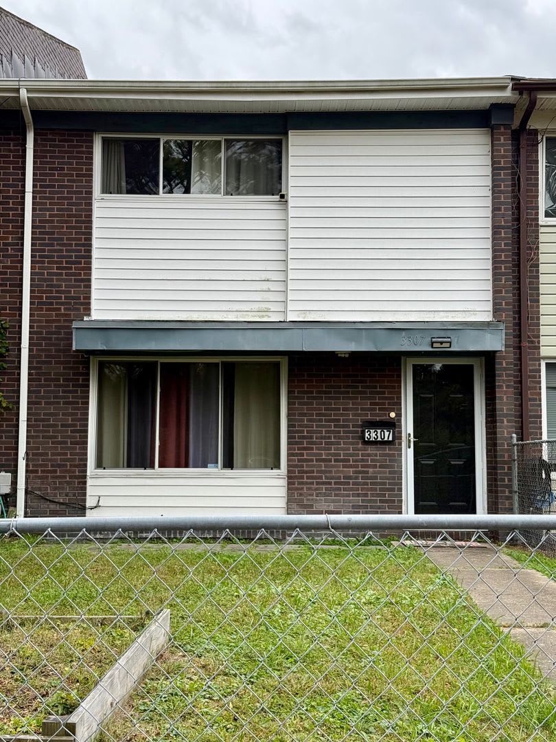 Charming 3-Bedroom Townhome with Fenced Yard – photo 1