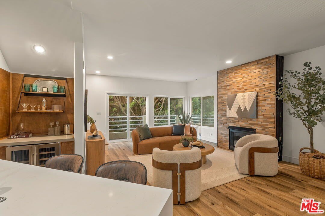 1160 Granville Ave – photo 4