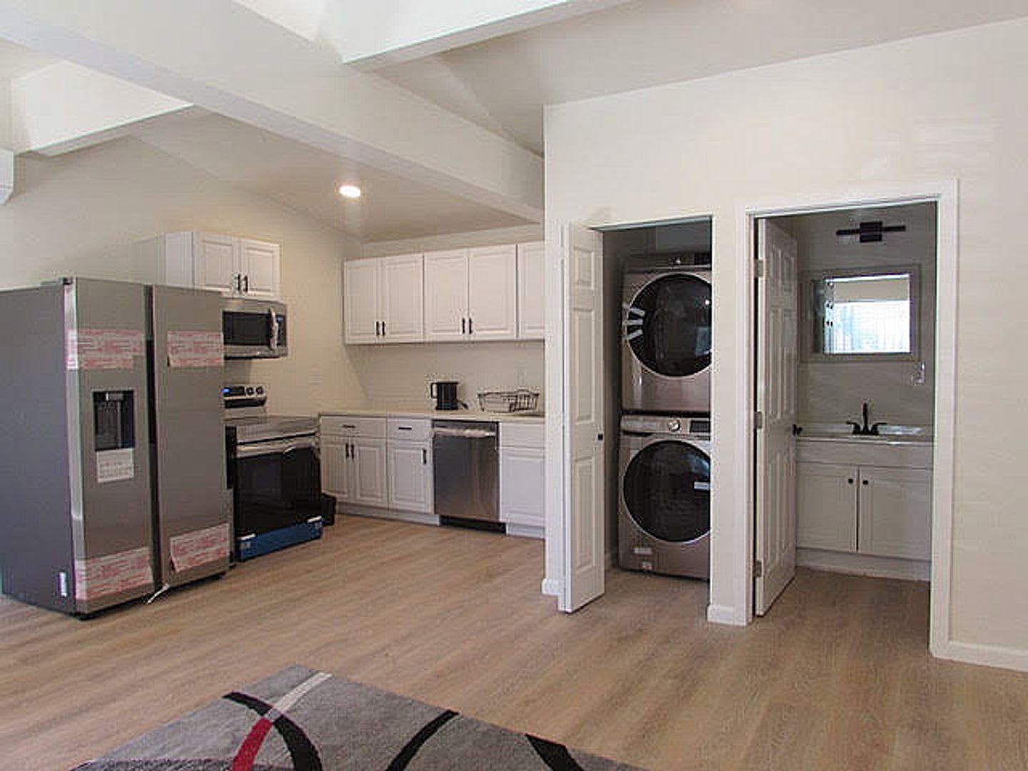 Completely Private one bedroom ADU/Guest House. Large 600sq ft! High ceilings – photo 1