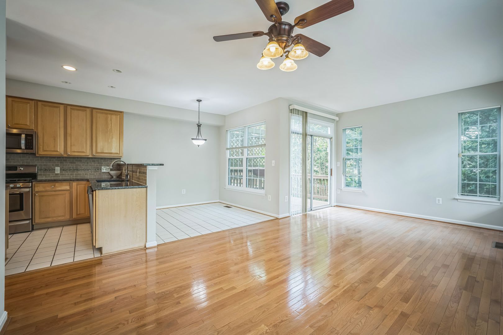 Spacious 4-Bedroom Townhome in Prime Alexandria Location – photo 3