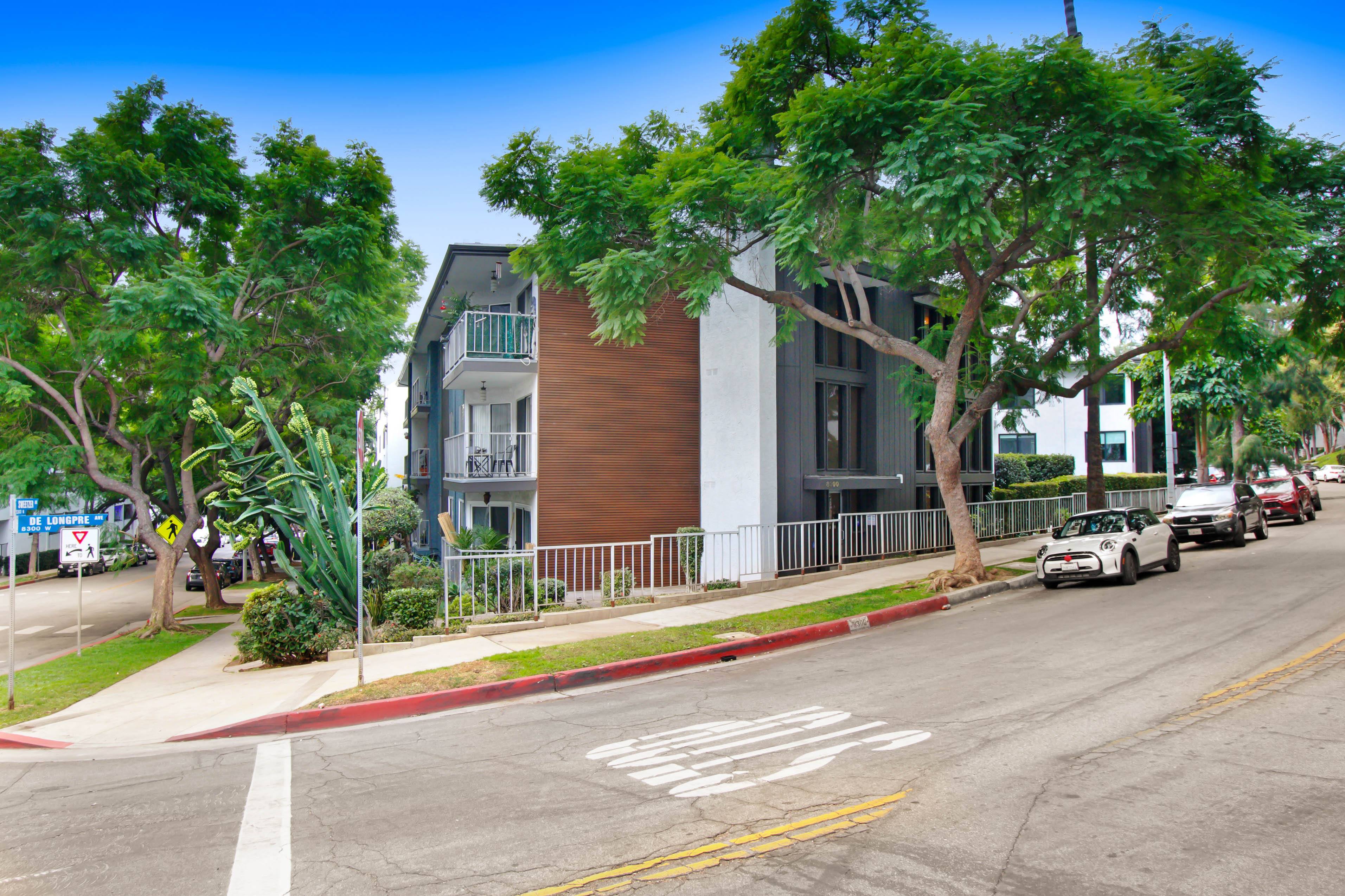 8300 De Longpre Apartments – photo 3