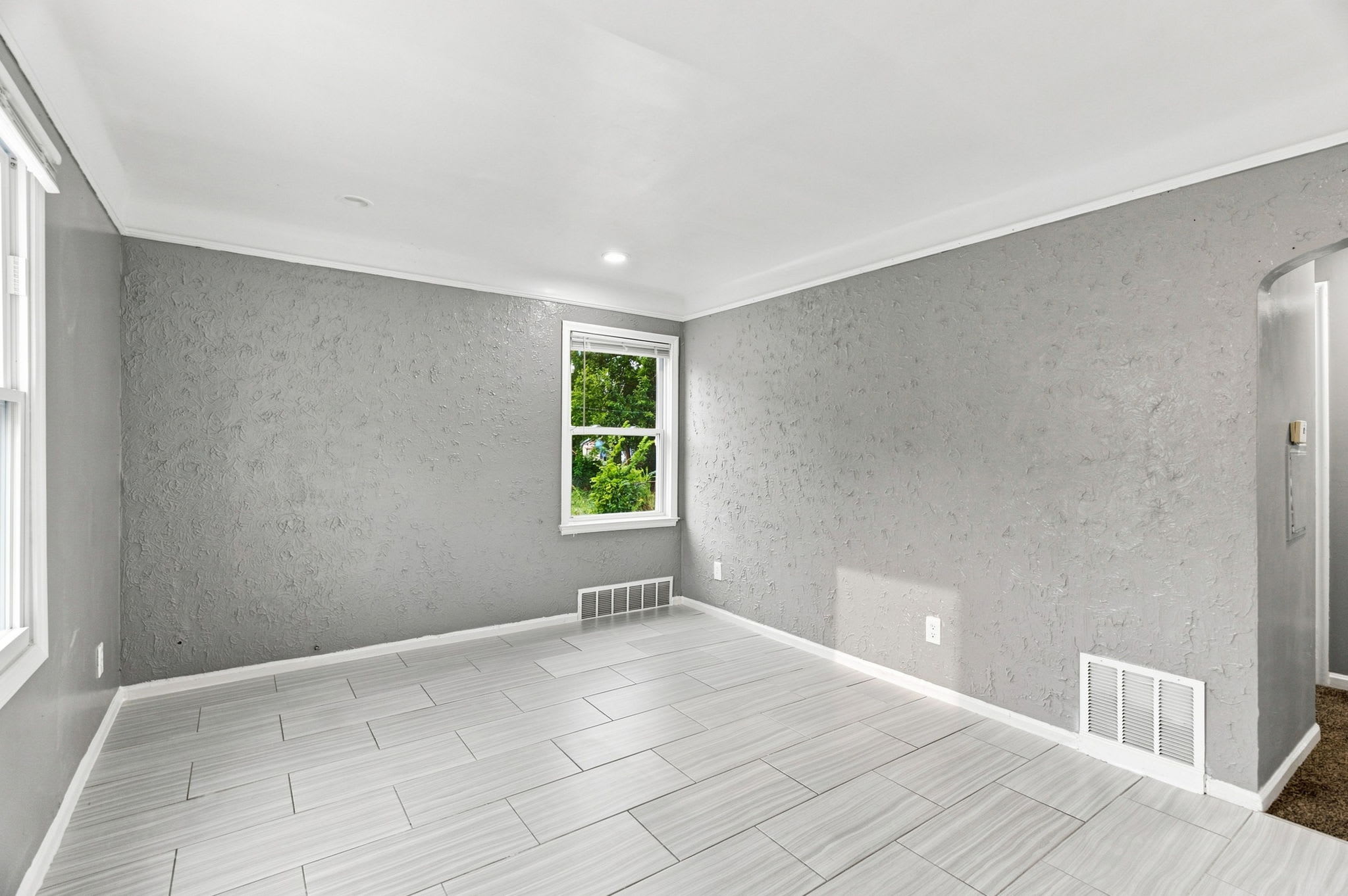 8650 Greenview Avenue – photo 5