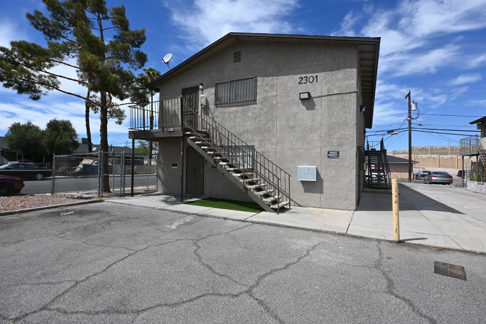 Downtown Las Vegas- Downstairs 2 Bedroom Apartment – photo 2