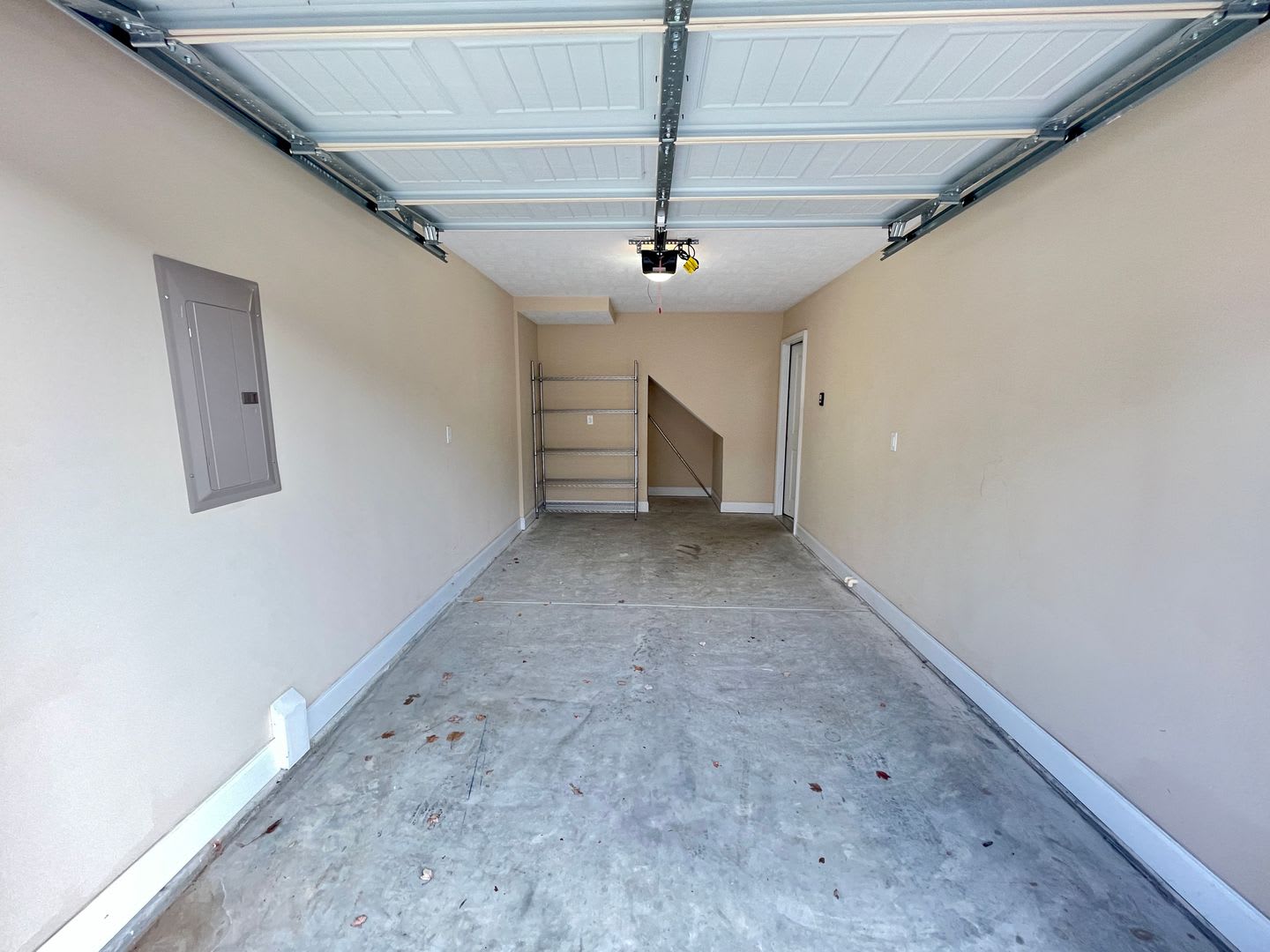 Large Town Home with Garage – photo 2
