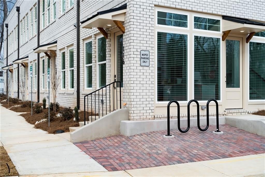 9040 Main Street – photo 3