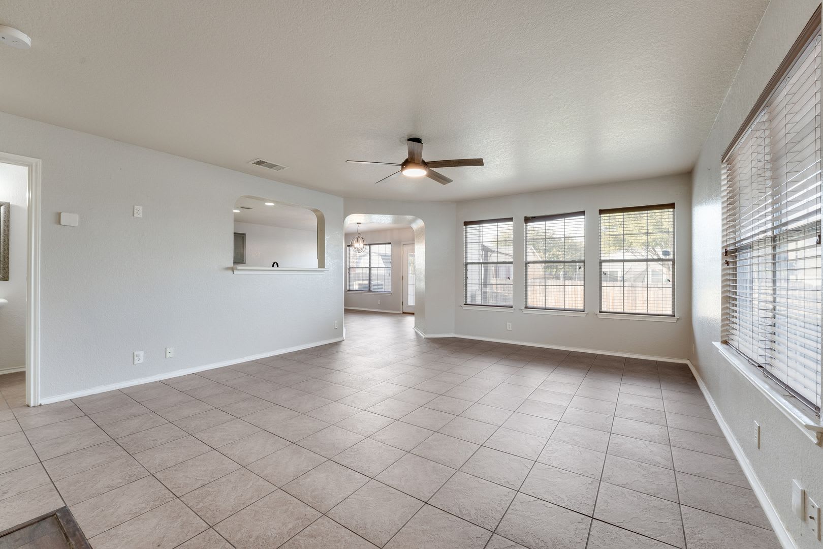 Charming & Spacious 3/2.5 in Mesa Creek – photo 4