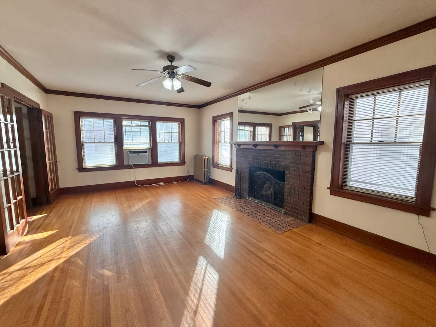 Massive 4 Bedroom, 2 Bath Brick Home – photo 5