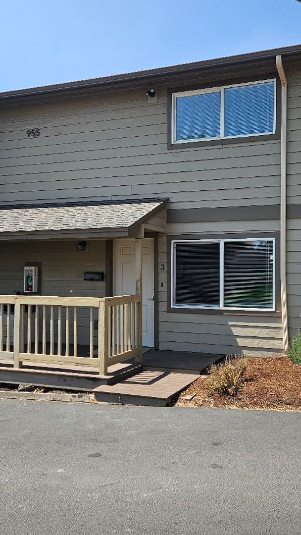 Newly Remodeled 2 Story Unit in Prineville – photo 2