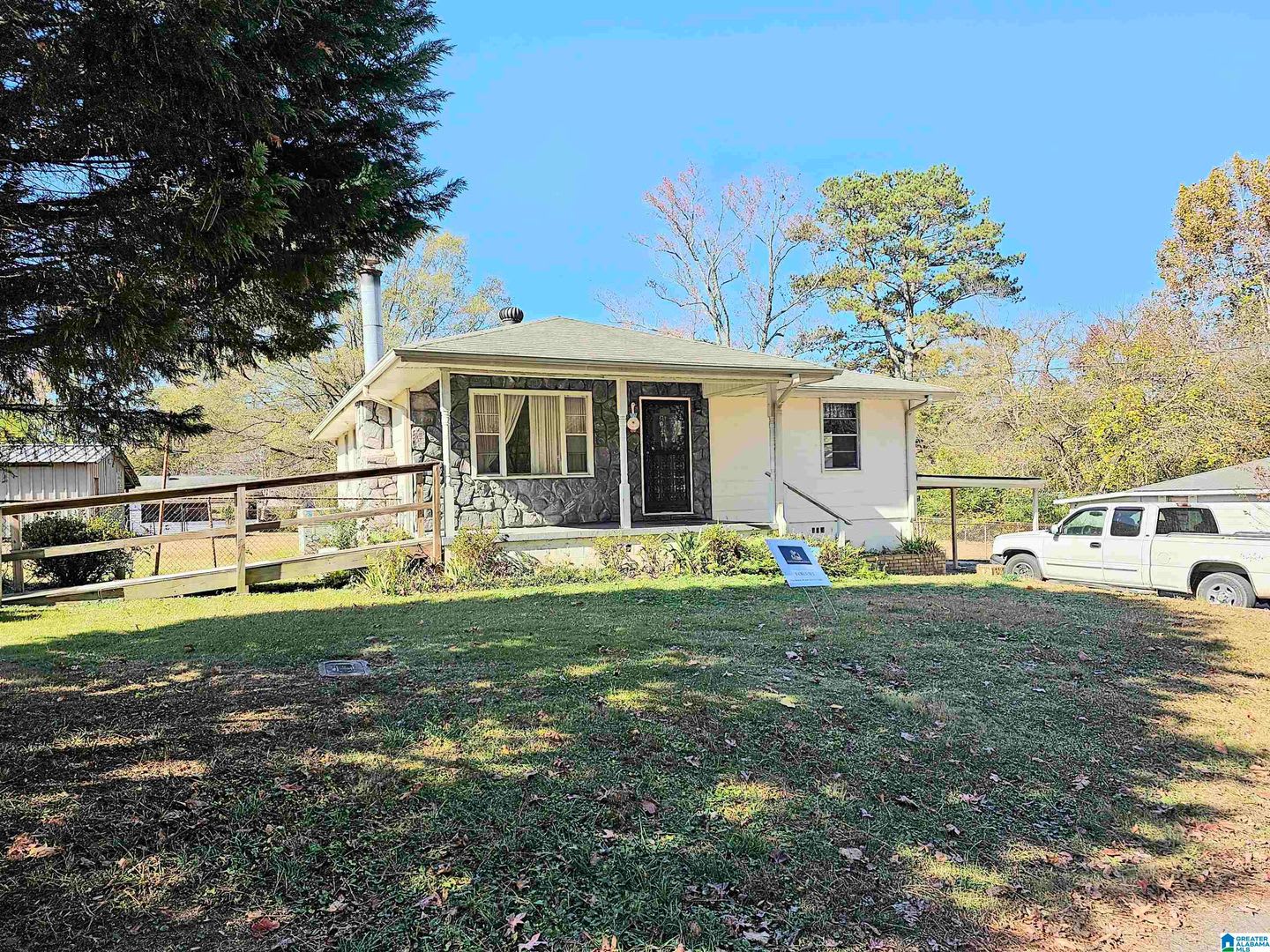 Charming 3Br 1Ba Cottage With Spacious Yard – photo 1