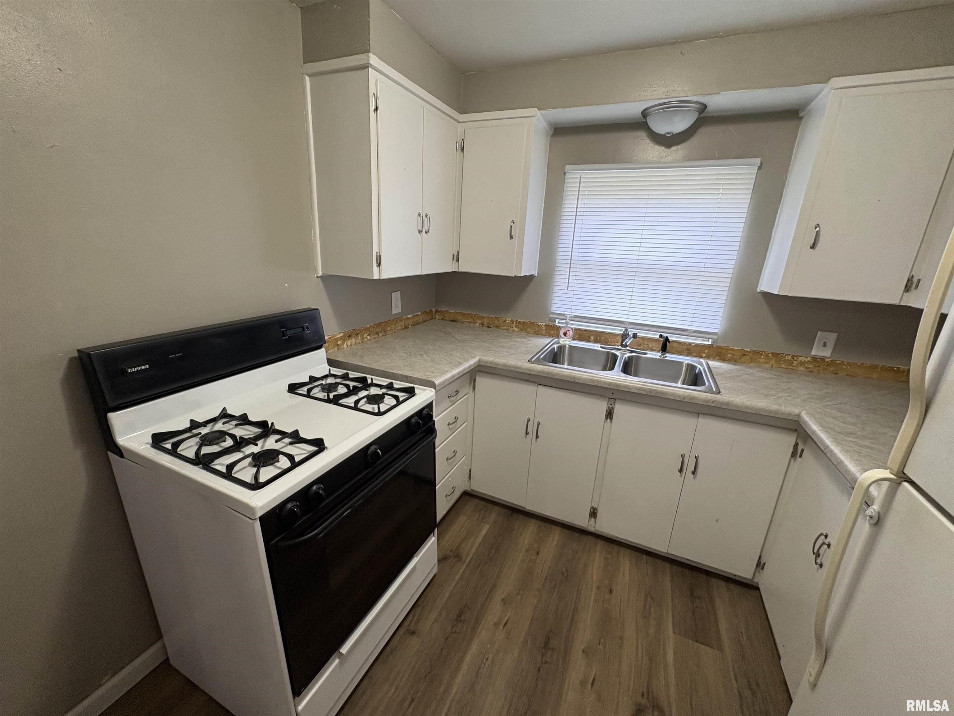 1404 N BROADWAY Street – photo 4