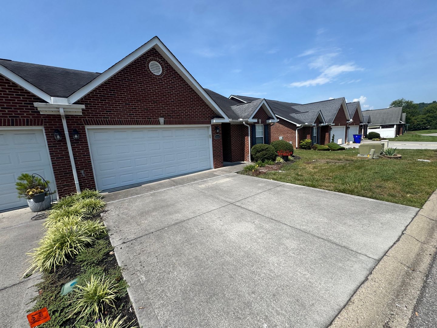 Stunner with Vaulted Ceilings, Hardwood Floors, and Resort-Style Community Perks – photo 3