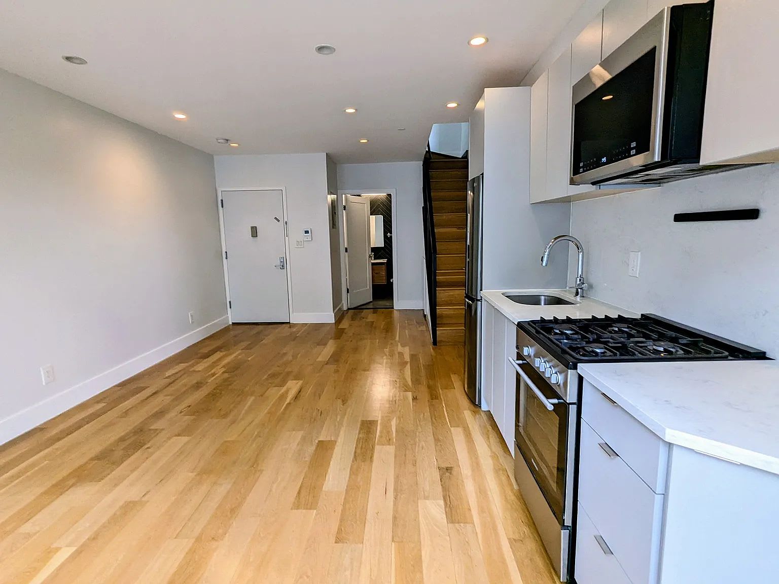 490 Van Buren St Apt 4C – photo 2