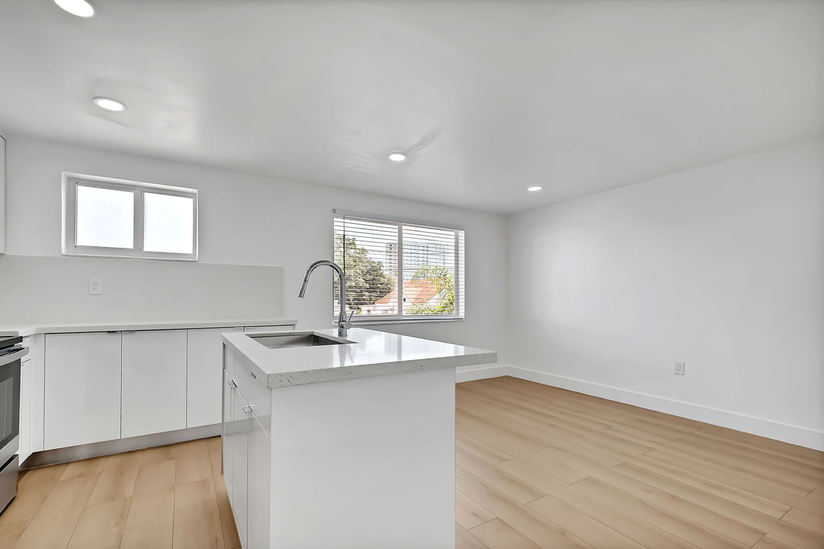 1 Bd/1 Ba corner unit with quartz countertops, washer/dryer, stainless steel appliances, 1 parking space. – photo 5