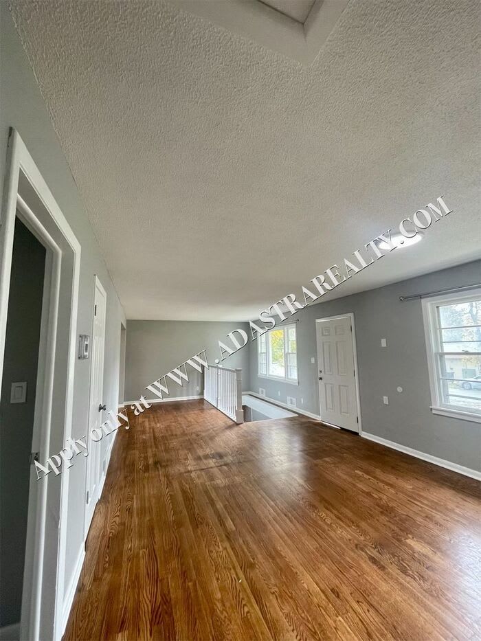 4904 Northeast 44th Terrace – photo 3