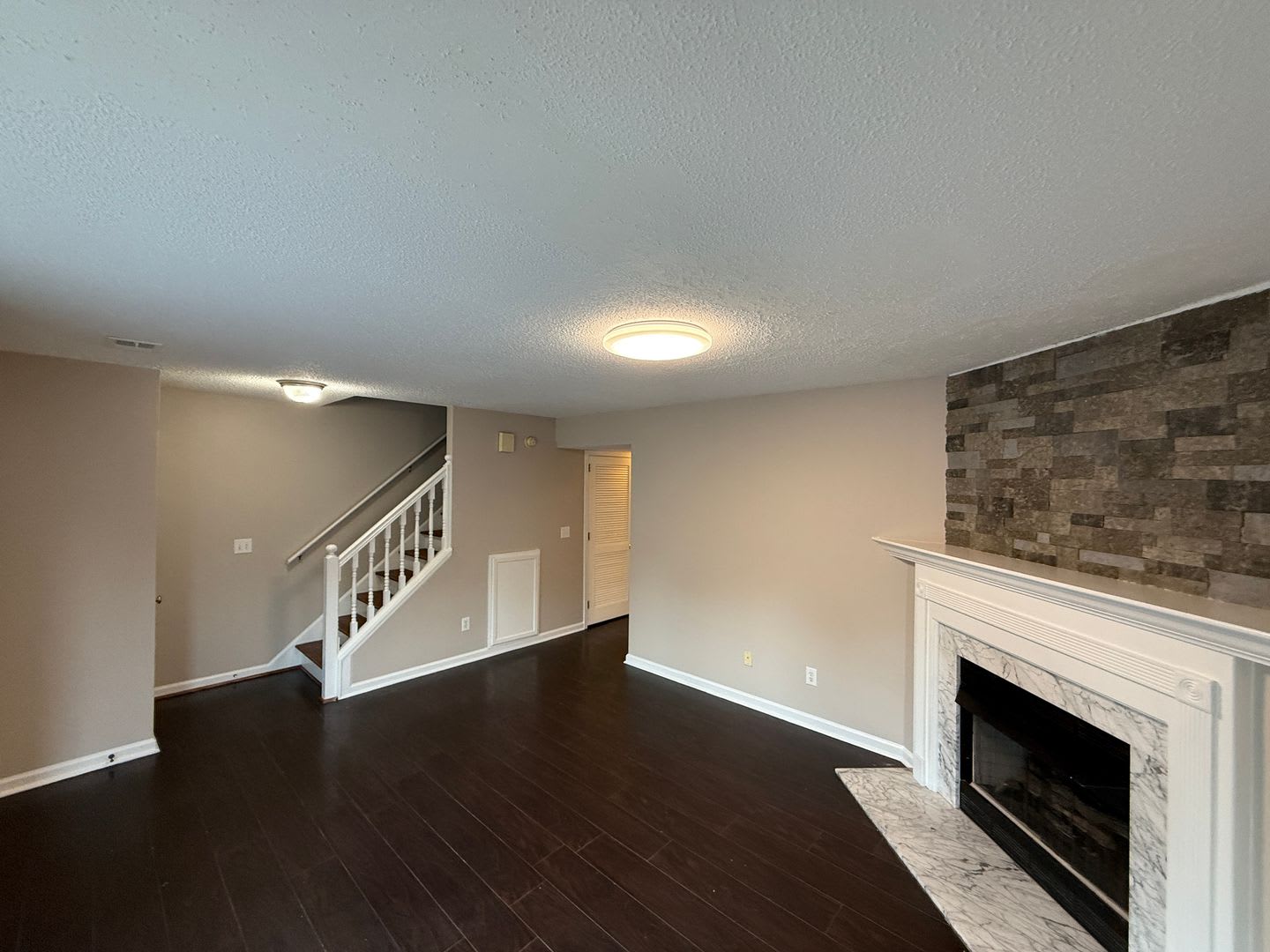 Spacious 3 Bedroom Townhome With Fireplace Private Fenced Backyard – photo 5