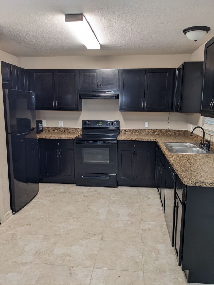 Almost New 3/2/2 garage – photo 3