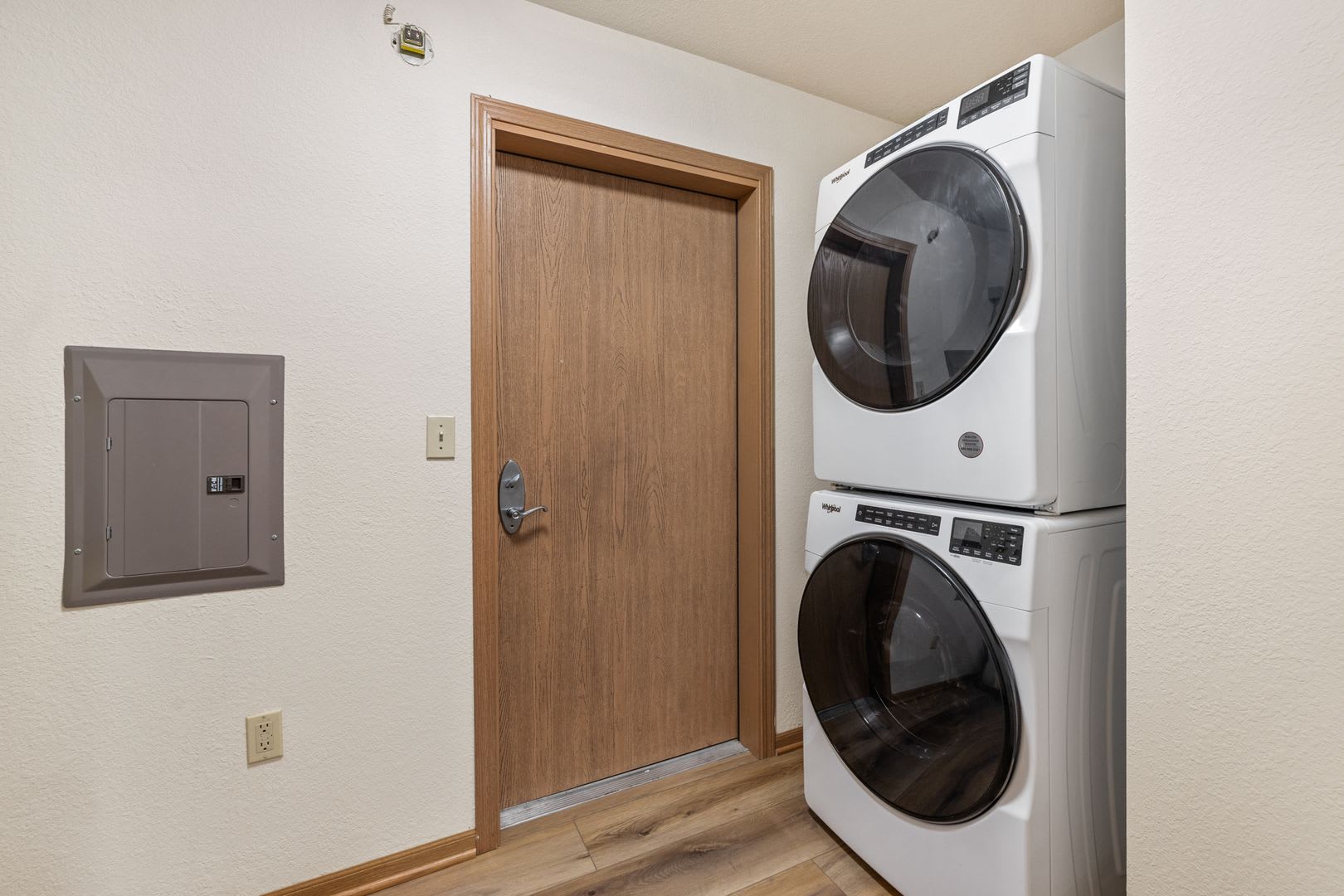 Condo Style Upper 2 Bedroom 2 Bathroom Apartment Available – photo 4