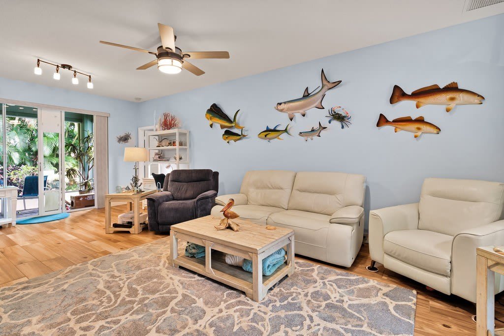 325 Hawthorne Lane – photo 4