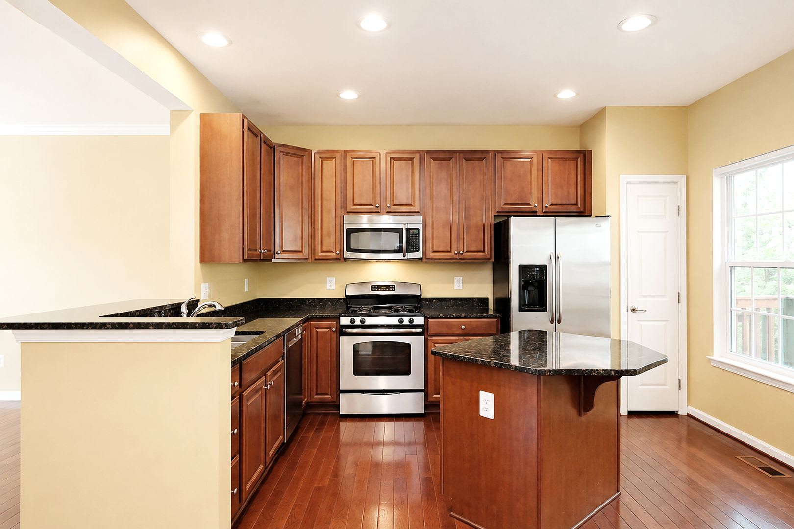Move-in Ready Student + Pet-Friendly Townhome Near UVA & Downtown – photo 4