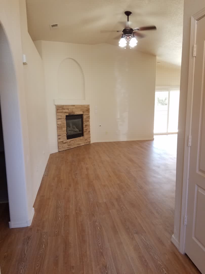 3 Bed 2 Bath 1400 Sq Ft Home In Huning Ranch New Carpet – photo 2