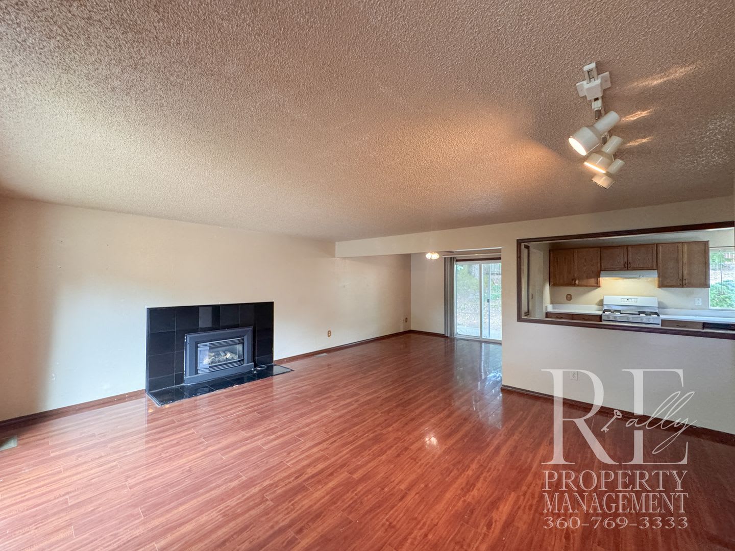 Cozy 4-Bedroom Home with Two Fireplaces, Fenced Backyard & 2-Car Garage – photo 3