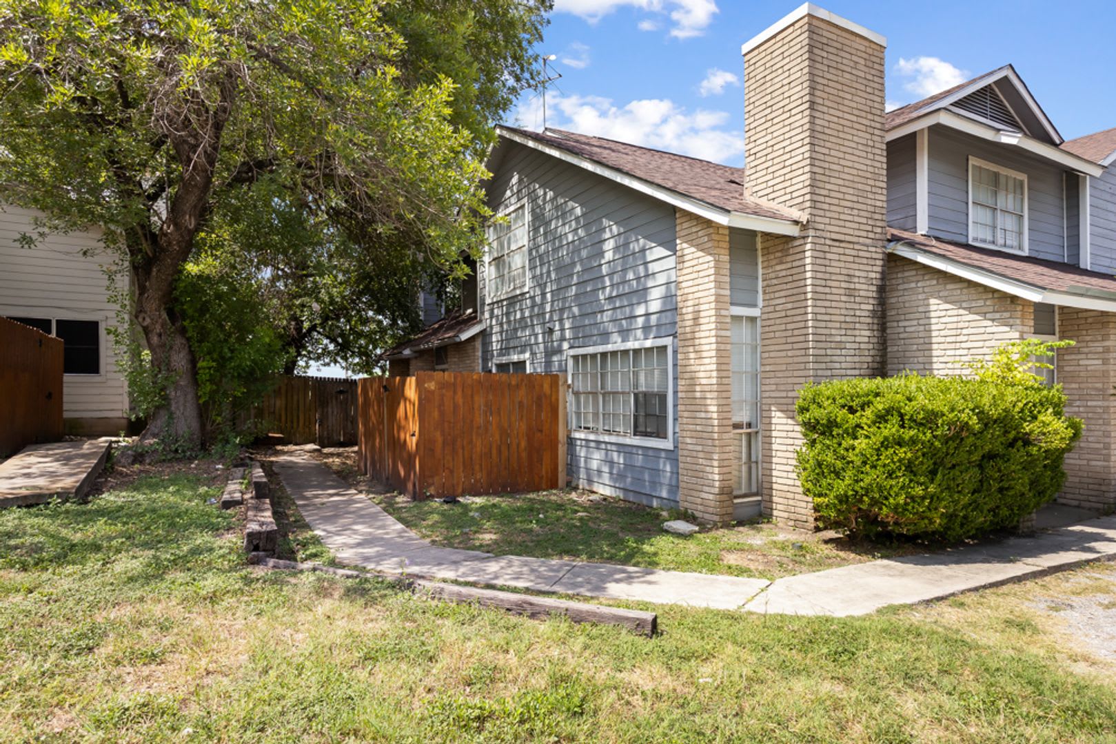 Spacious 3-Bedroom Fourplex with Private Backyard – Water & Lawn Service Included – photo 2