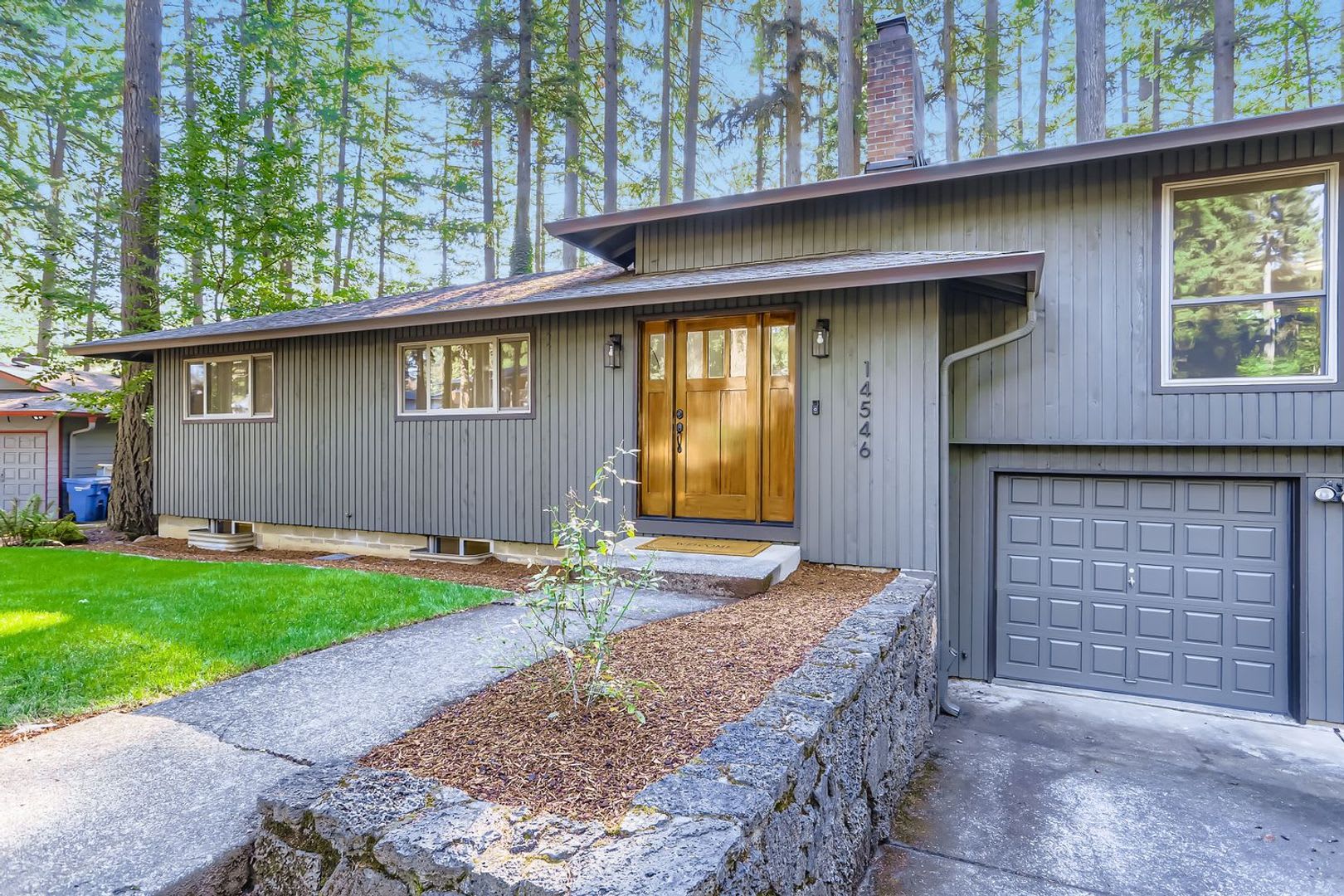 Beautifully Updated 4 Bed 3 5 Bath Mid Century Tri Level Backing To The Golf Course In Oregon City – photo 4