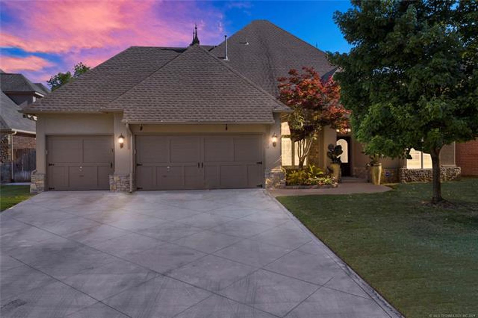 GORGEOUS Legacy Park 4+ Bedroom 3.5 Bath 3 Car Garage – photo 2