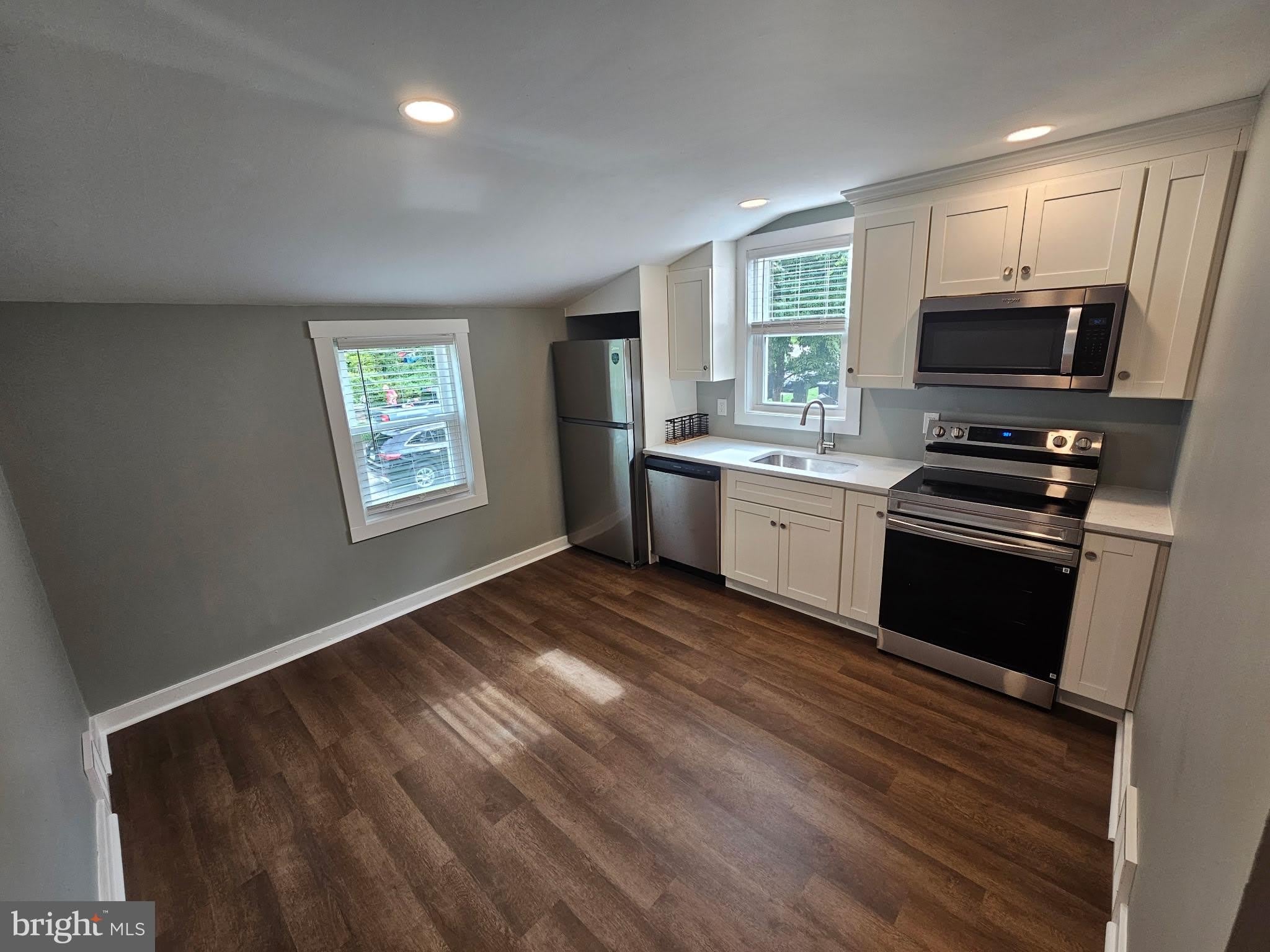 647 ROBERTS Avenue – photo 4