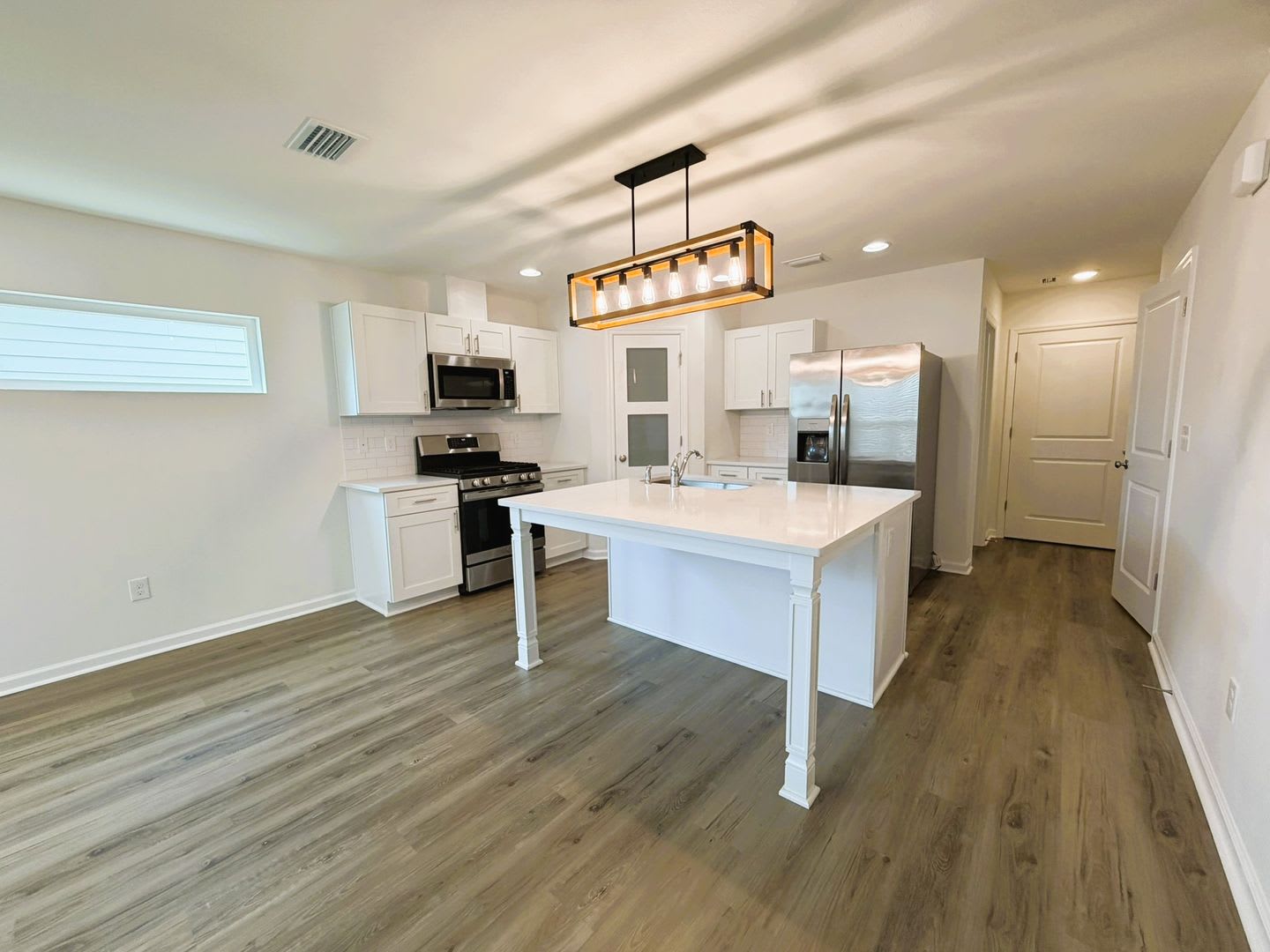 Newer Construction Modern Ne 3 2 5 W Stainless Steel Appliances Granite Counters Washer Dryer Resort Style Amenities Avail Now For 2200 Month – photo 3
