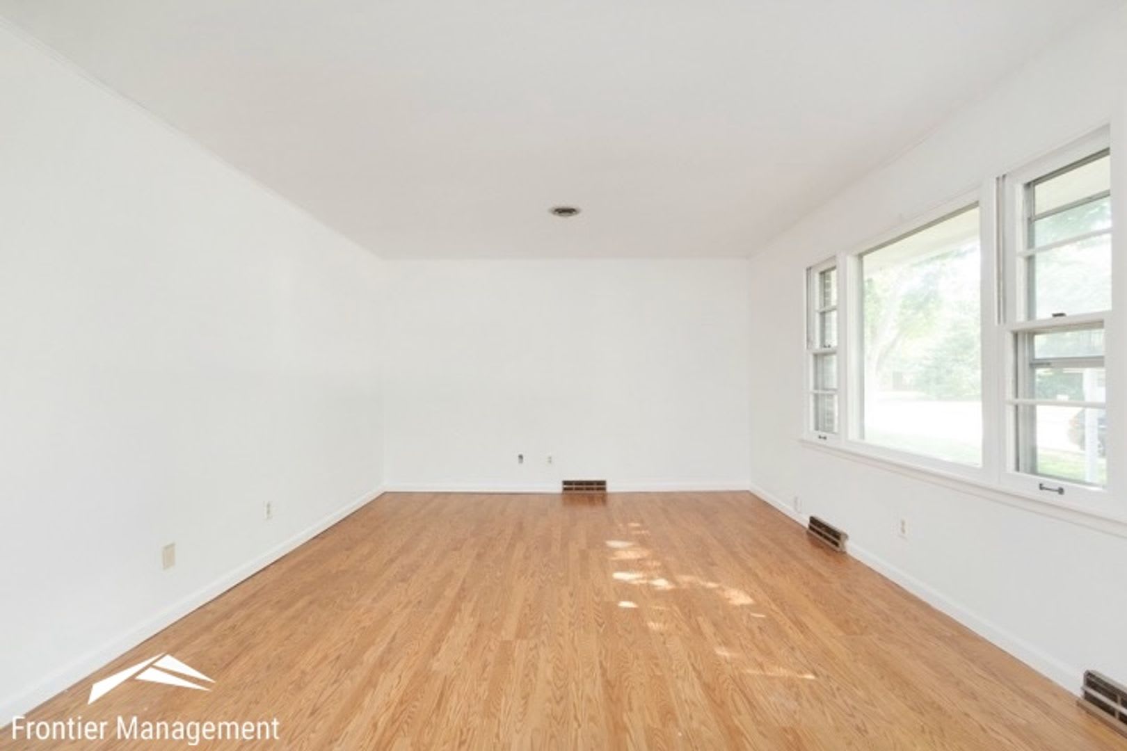 Awesome 3 Bedroom Home Located In A Quiet Family Neighborhood Close To To K State Schools And Shopping – photo 3
