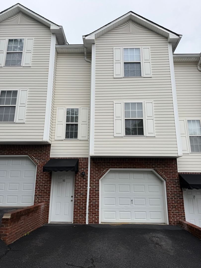 Spacious 2 Bedroom Townhouse With Garage – photo 1