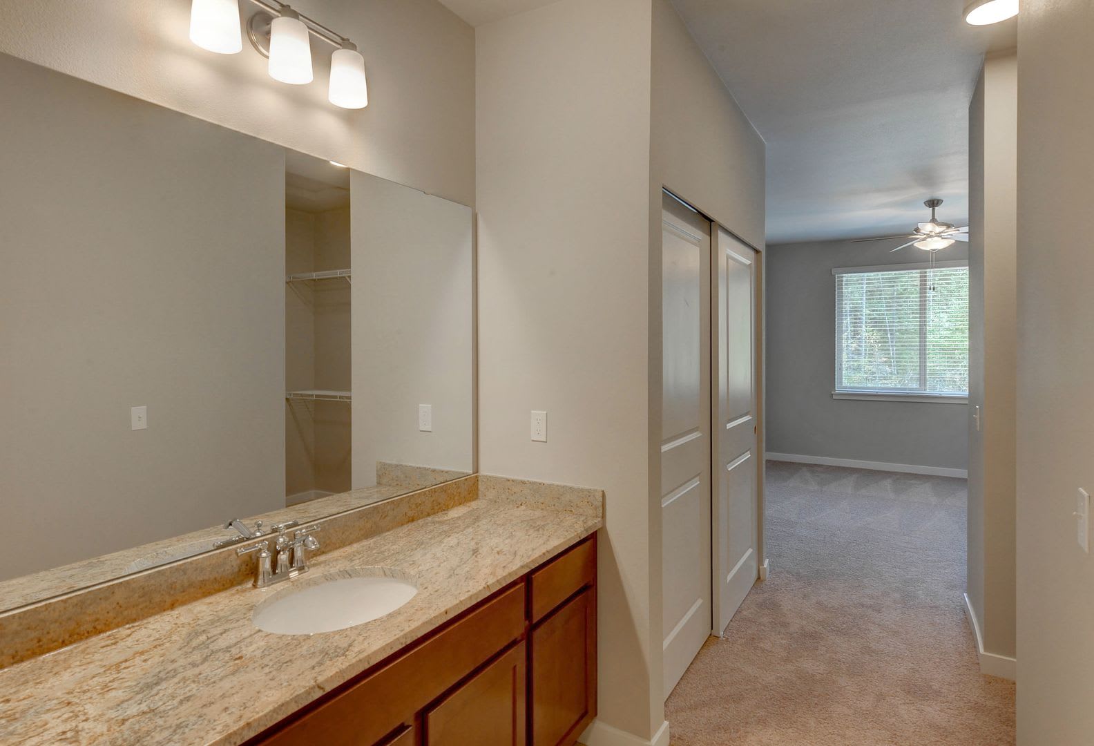 *** SIX WEEKS FREE RENT!!! *** This unit only with 12 month lease – photo 4