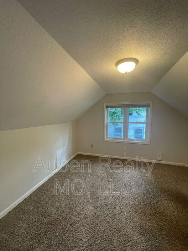667 Thornton Street – photo 4