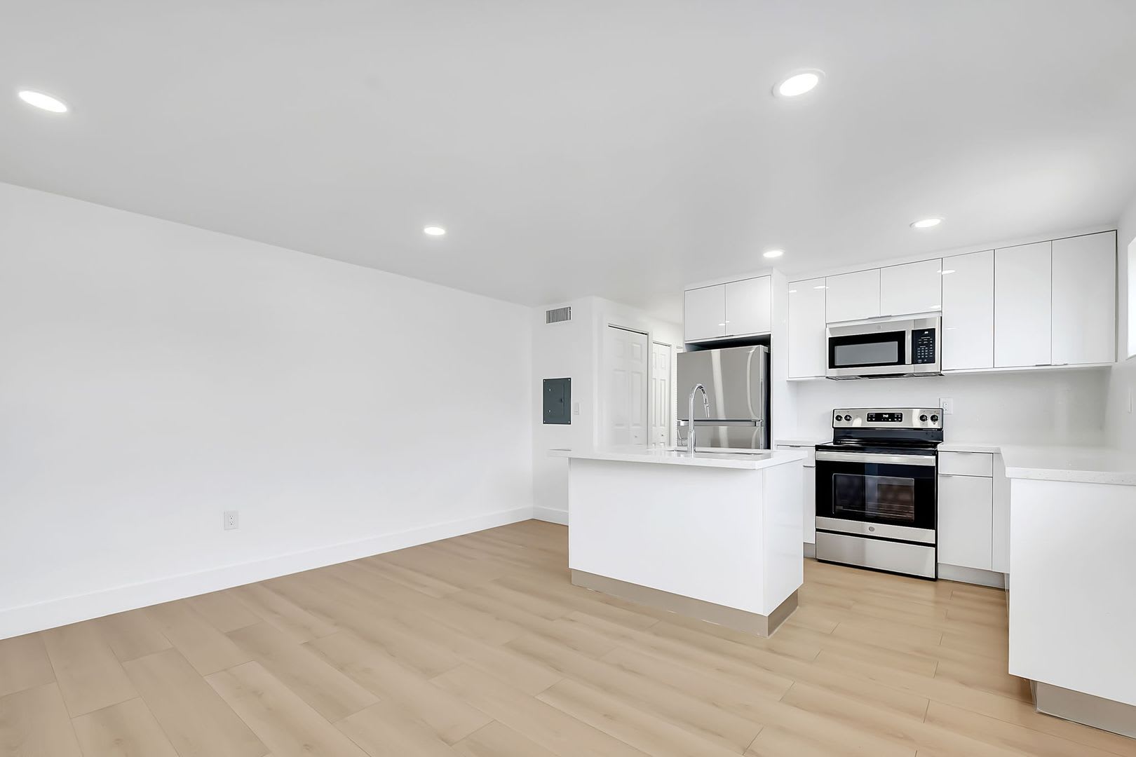1 Bd/1 Ba corner unit with quartz countertops, washer/dryer, stainless steel appliances, 1 parking space. – photo 2