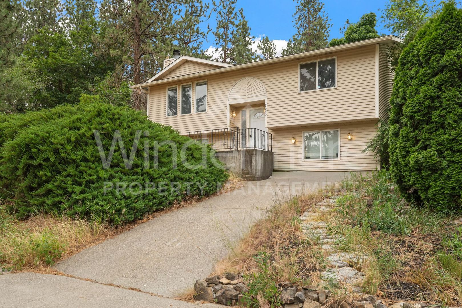 Charming 4-Bedroom Home with Garage & Spacious Yard! – photo 1