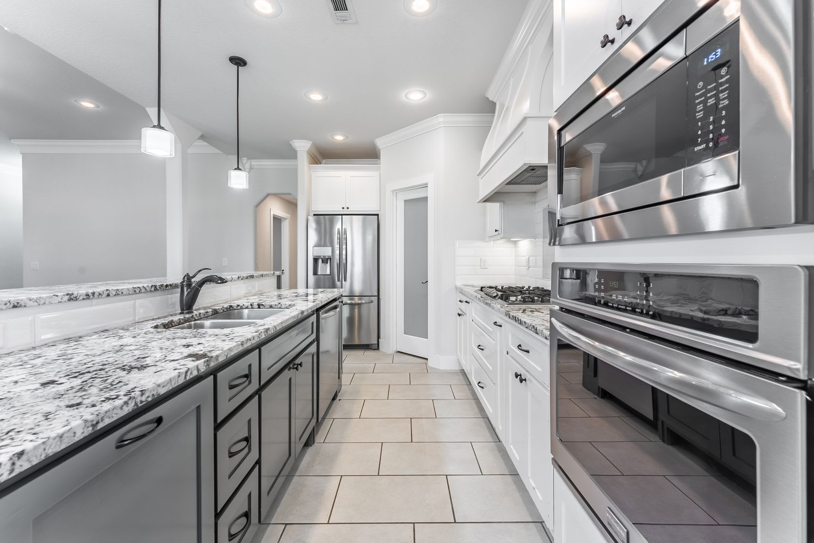 Luxury Living in Bentonville: Modern 4 Bed, 3 Bath Home with Fenced Yard – photo 5