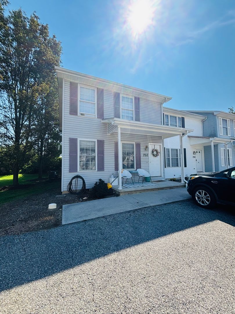 2 Bedroom, 2.5 Bath Townhouse – photo 1