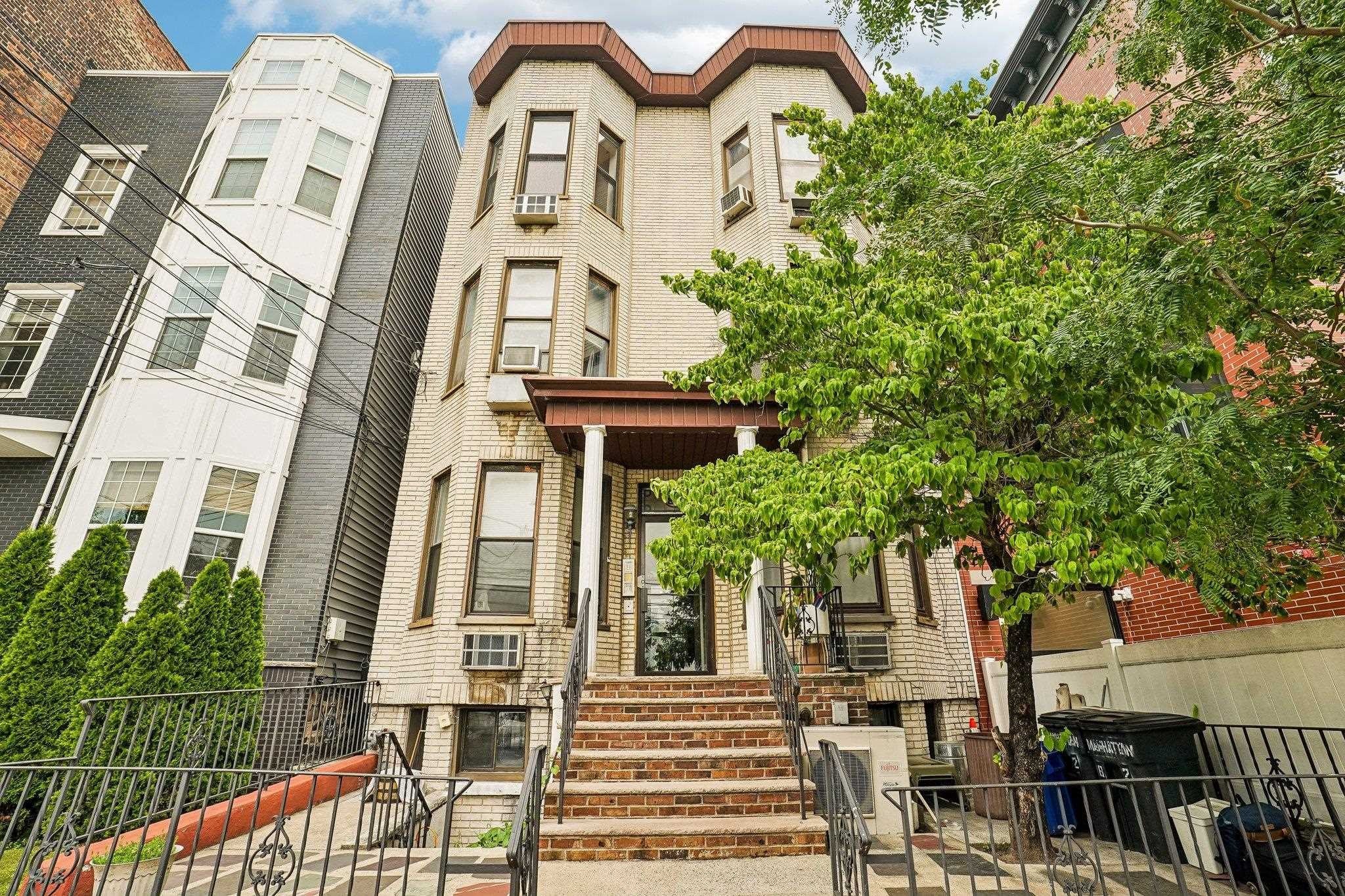 82 MANHATTAN AVE – photo 1