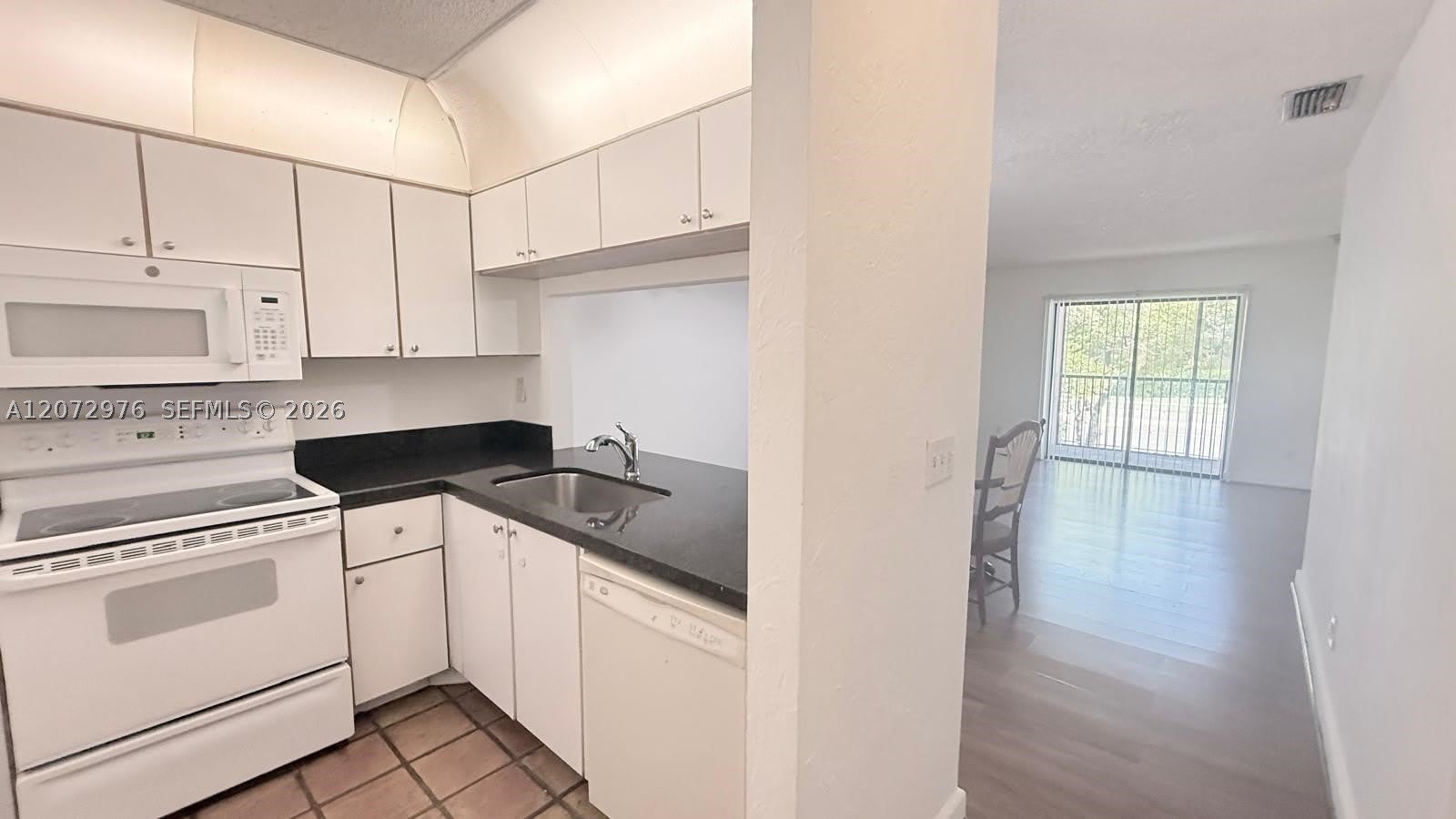 10452 NW 10th St – photo 3
