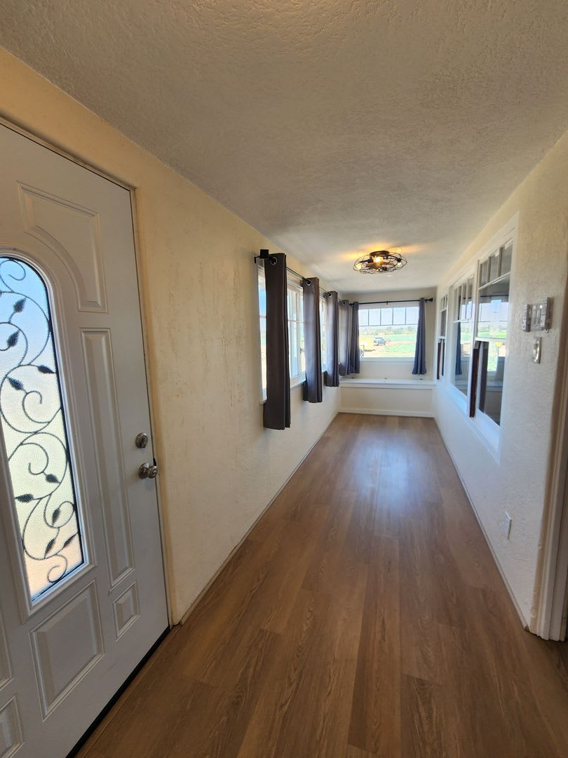 Adorable and Spacious 4 Bedroom Farmhouse W/Bonus Room- Water, Trash and Wifi Included! – photo 4