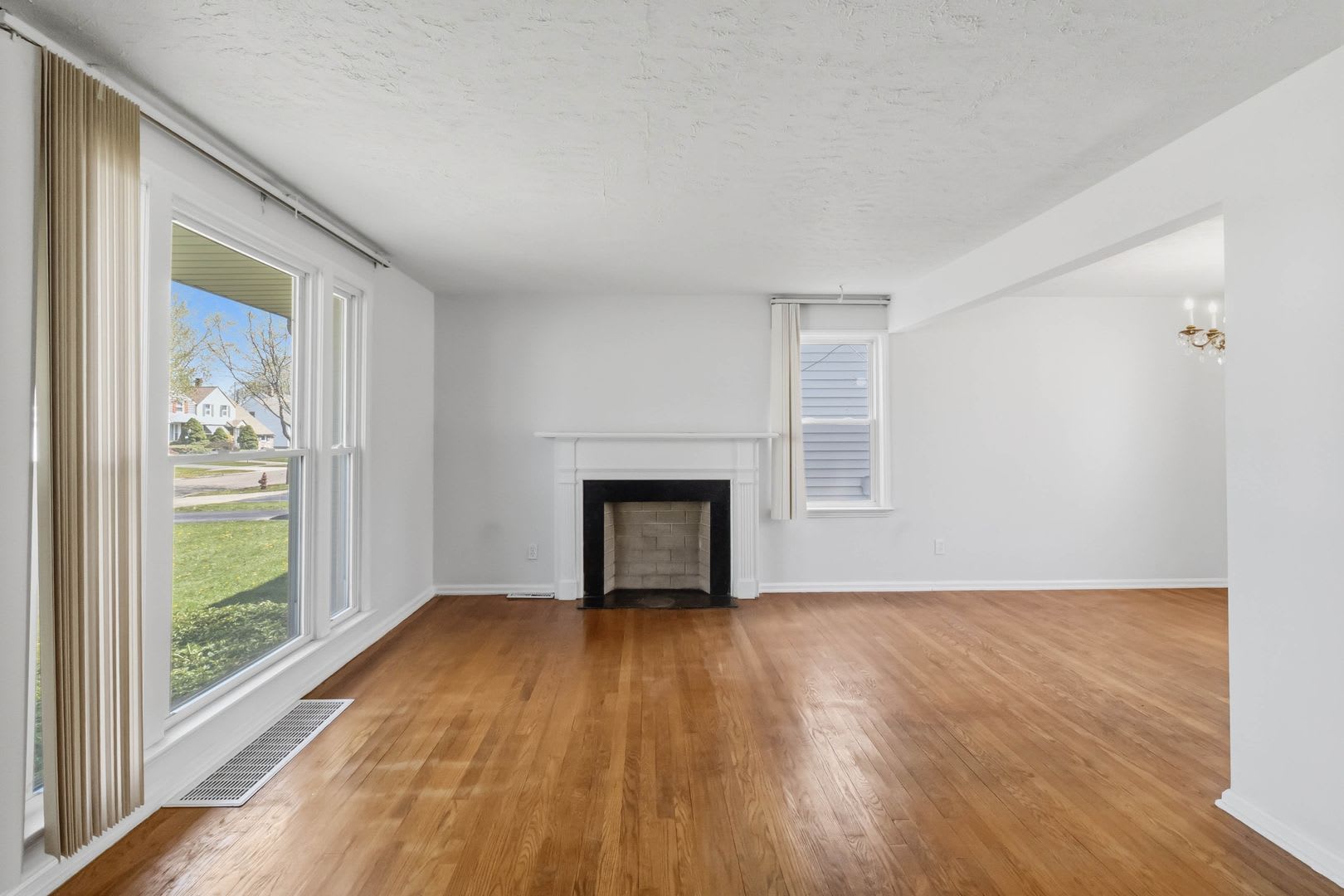 Charming 3Br Home In Warrensville Heights Fresh Interior New Roof Cmha Welcome – photo 4