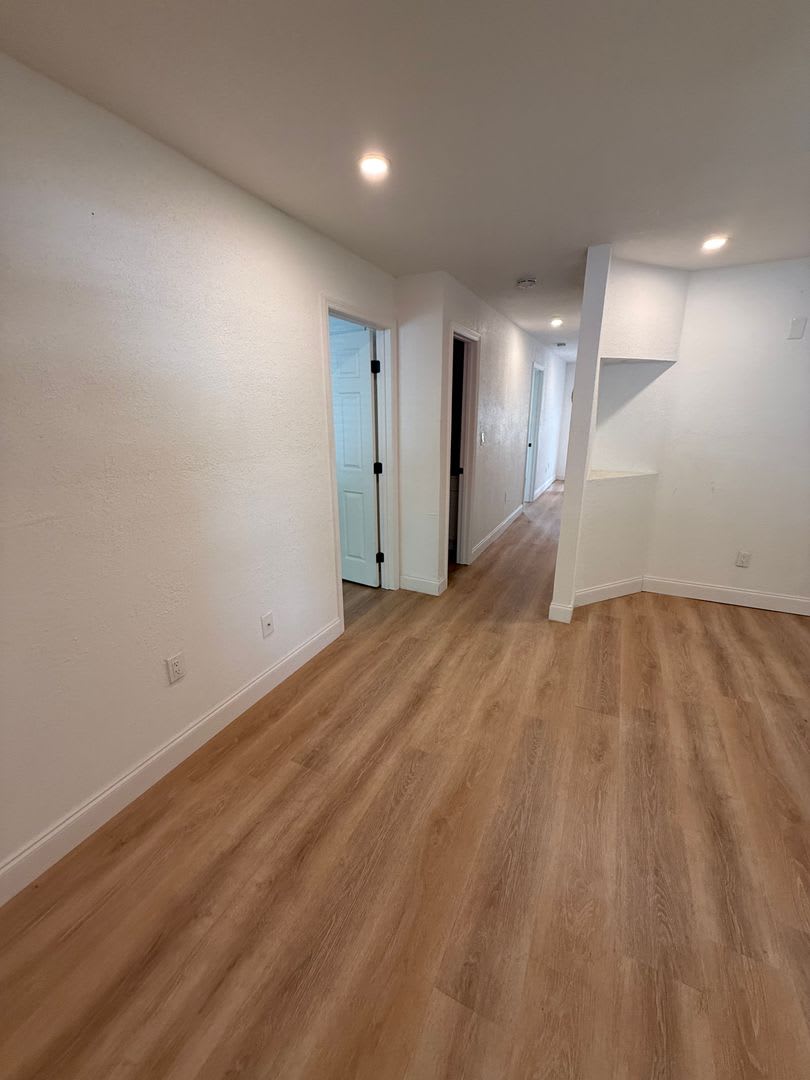 ** END OF SUMMER SPECIAL ** Renovated 2 Bedroom 2 Bath Apartment * A MUST SEE * – photo 2