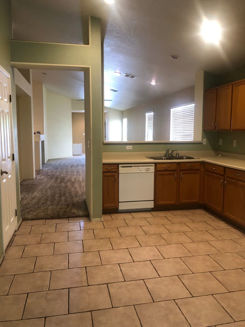SINGLE STORY, 3 BEDROOM 2 BATH HOME. VAULTED CEILINGS – photo 2