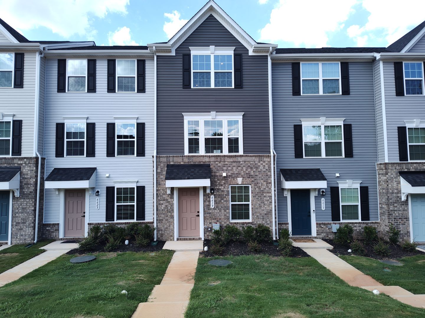 New Build Townhome located in Robin Creek Community! – photo 1